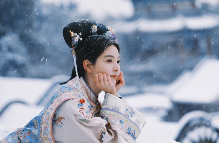 她的一组雪中格格照片在社交媒体上引起了网友的热议,人们纷纷被她那