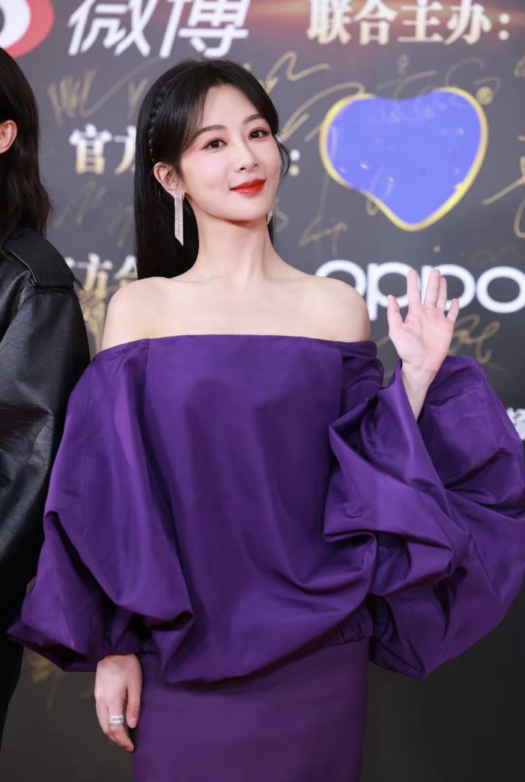 微博之夜女王杨紫:演技与人气的新巅峰 微博之夜上,杨紫再次成为焦点