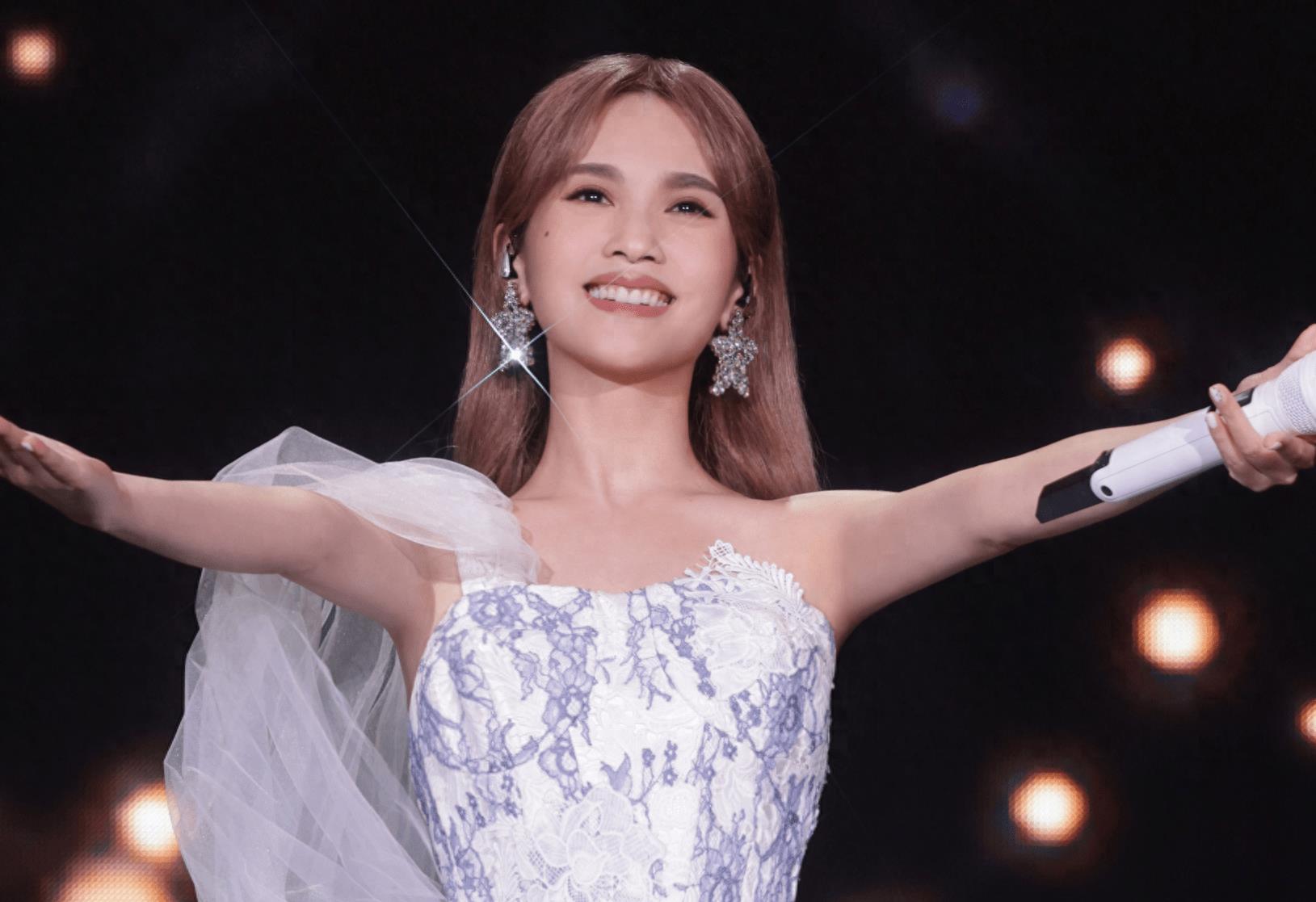 公众人物言辞之重与文化素养的重要性 早前,台湾歌手杨丞琳在演唱会上