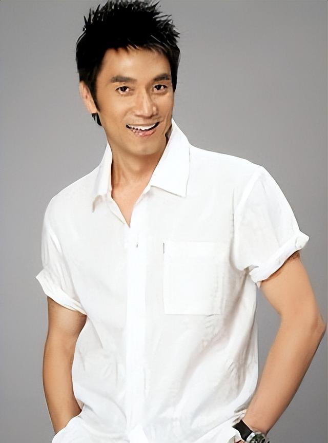 最近,林依轮与24岁儿子游上海迪士尼的照片在网络上引起热议