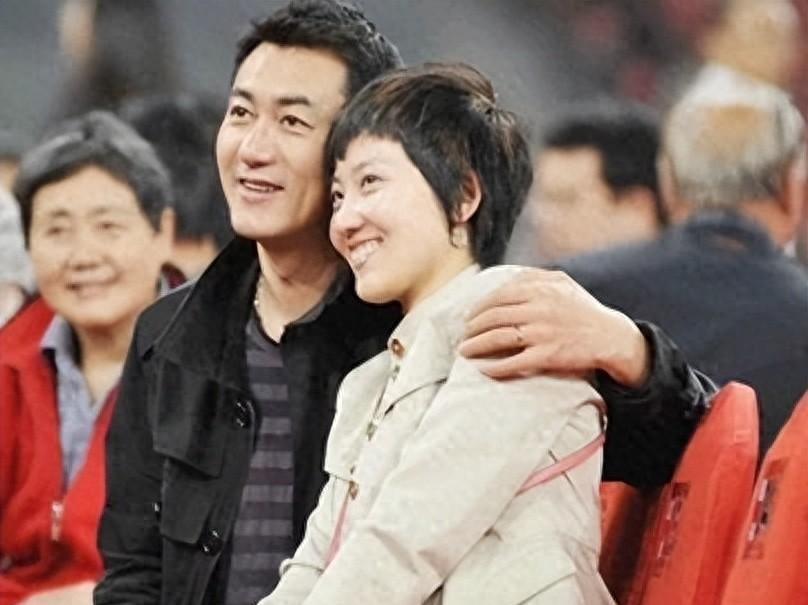 央视名主持郑天亮与鲁健:事业与家庭的双赢者 在众多荧幕情侣中,央视