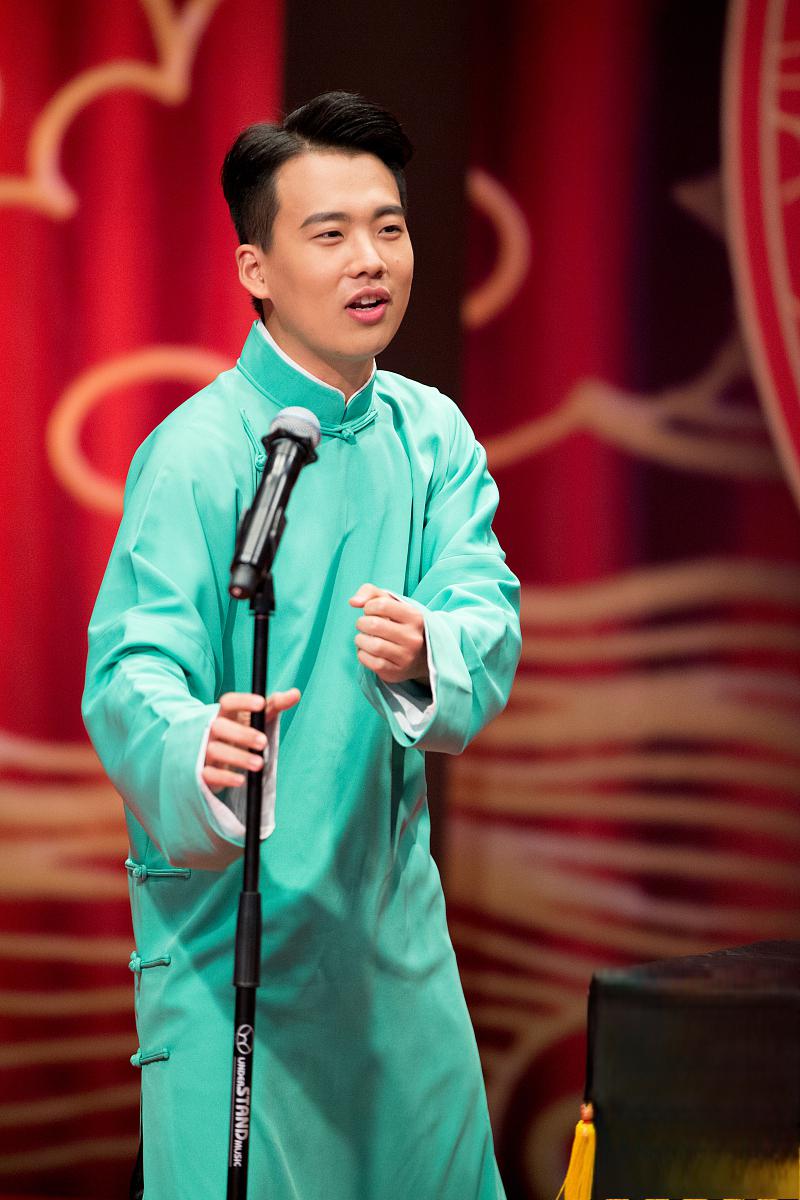 相声新星郭麒麟:从舞台到荧屏的璀璨之路 郭麒麟,这位相声界的新星