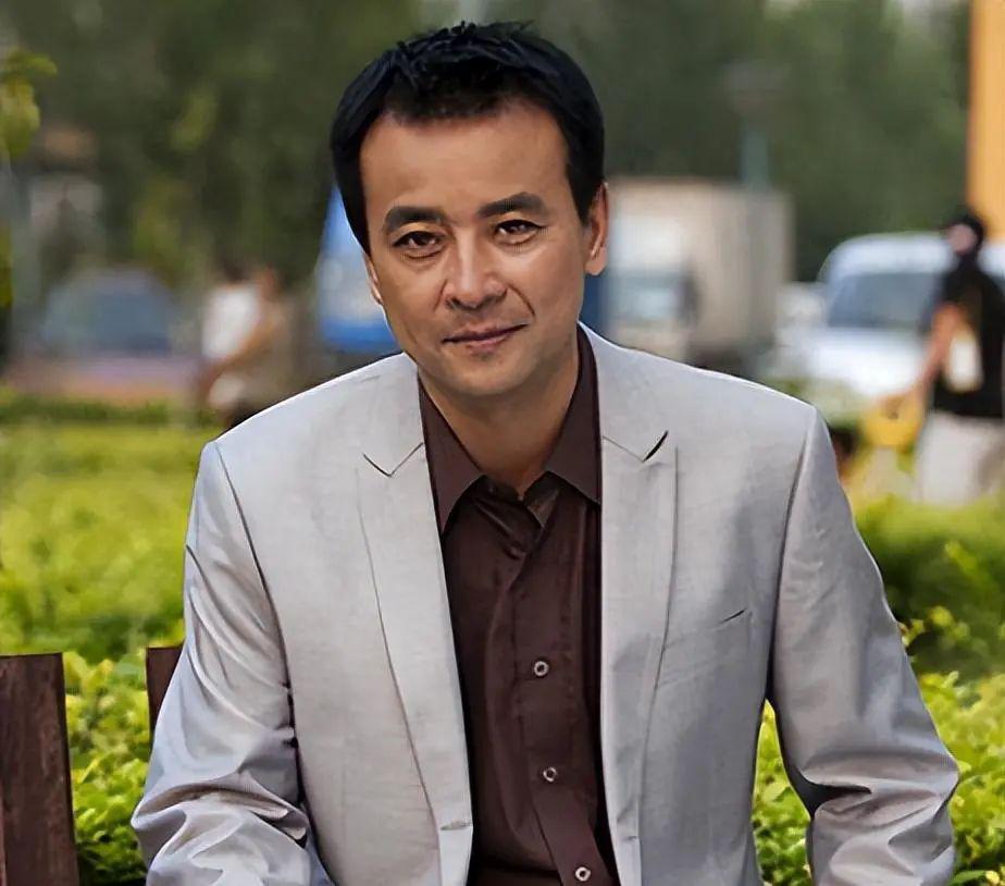 演员罗钢:坎坷事业,坚韧情感,48岁老来得子的家庭幸福 演员罗钢在娱乐