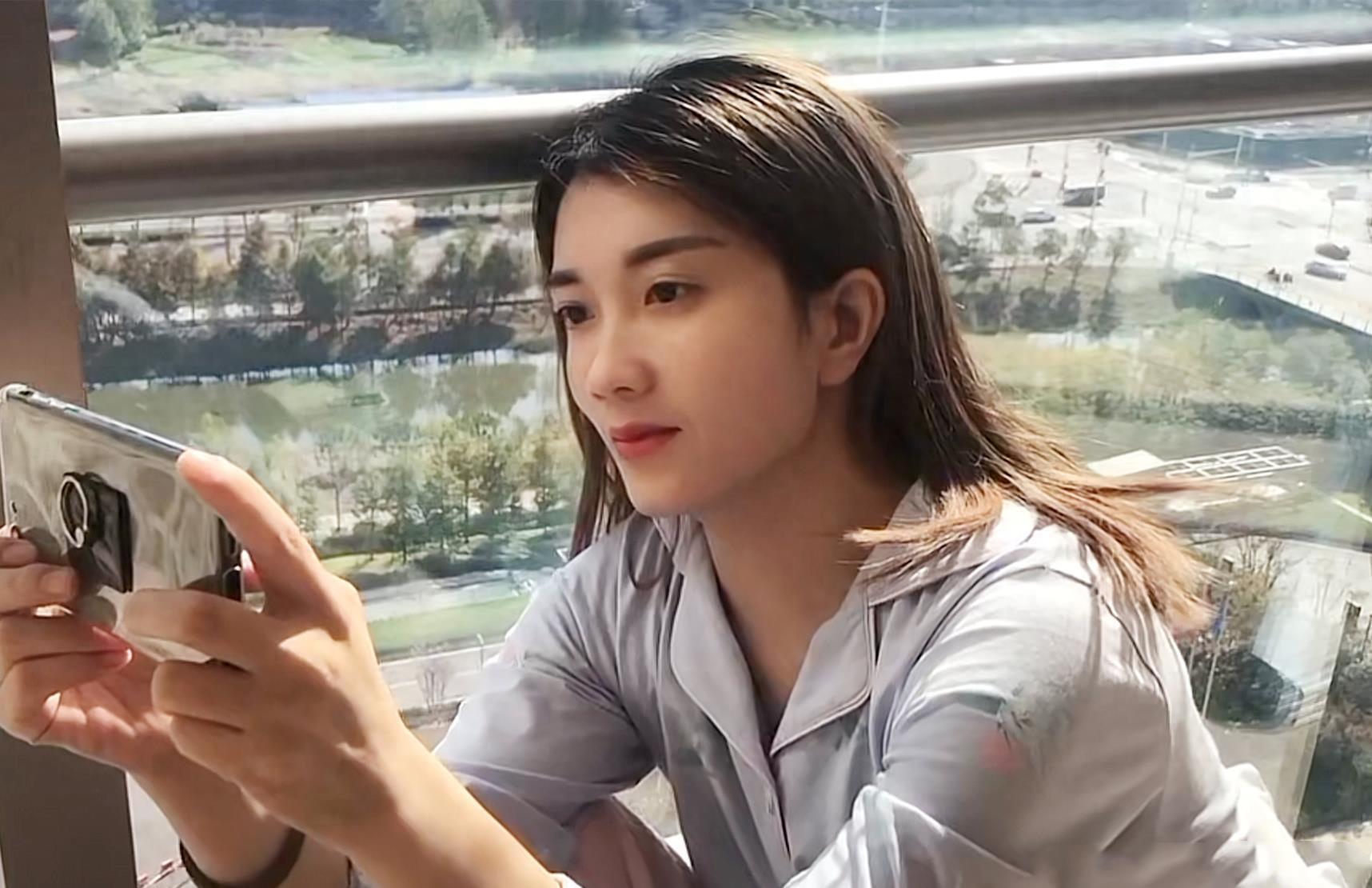 她的丈夫上传了李小妞病危和抢救的视频,令人落泪.