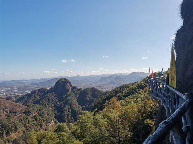 丹霞胜景中的一颗璀璨明珠 大红岩景区位于武义中部,与周边的清风寨