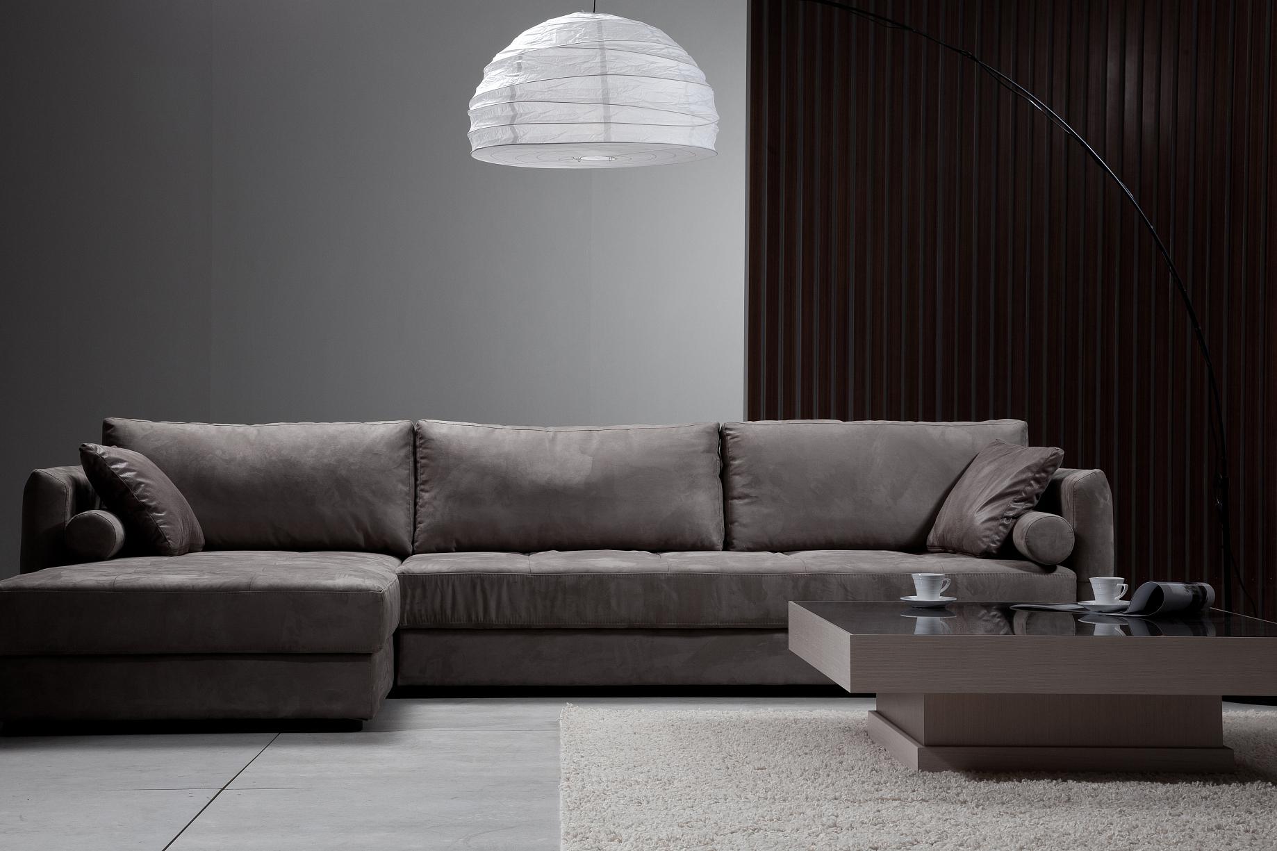 家居美学探索:深灰色沙发的时尚垫色搭配 深灰色沙发是客厅的焦点