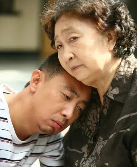 演员范雷:娶了个圈外老婆,家庭超幸福 范雷出生在哈尔滨一个艺术家庭