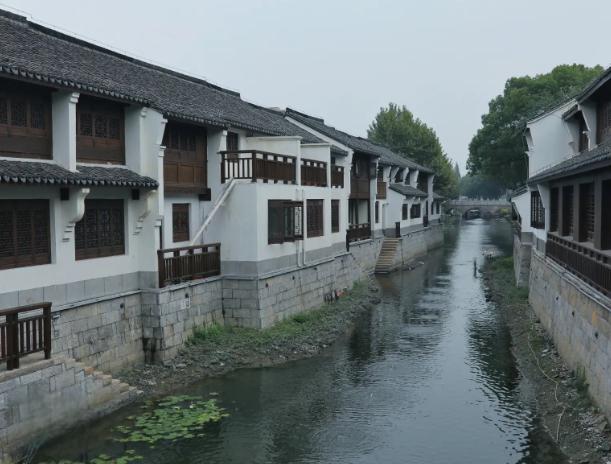 练市古镇:江南水乡的新名片 练市古镇位于浙江省湖州市南浔区的东南隅