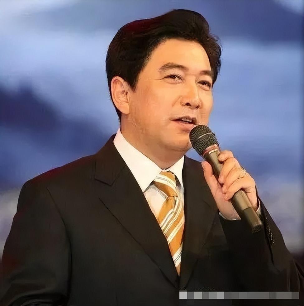 水均益:战地记者的荣耀与背负 水均益是央视知名主持人,参与报道过