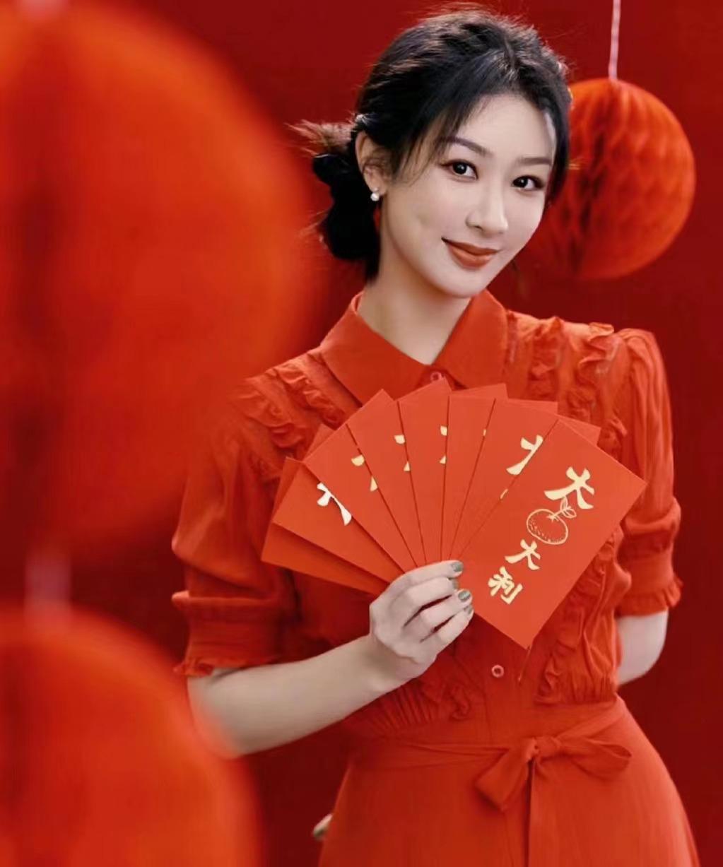 杨紫好人缘非浪得虚名 杨紫的人缘备受称赞,她的性格开朗,真诚,善良