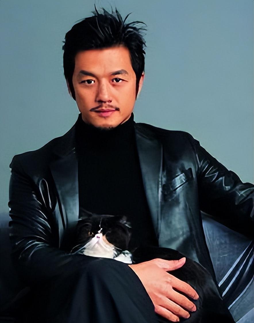 李亚鹏的直播之旅:尴尬背后的坚持与梦想 李亚鹏,这位才华横溢的演员