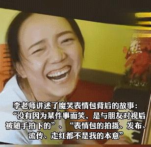 白衣钢琴女大笑图片