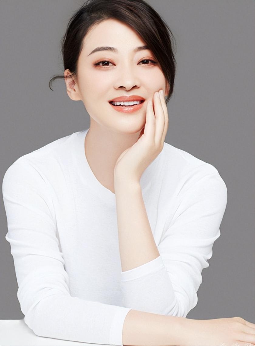 中年女星,引领时尚新潮流 近期,曾黎,殷桃,闫妮和梅婷这几位中年女星