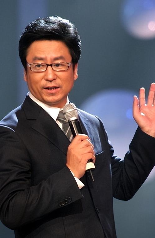 白岩松谈"拼爹"现象:鼓励学子们以努力改变命运 白岩松在郑州大学的