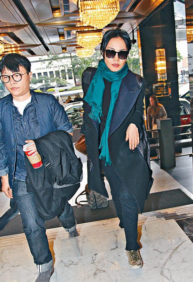 王菲的家庭背景 王菲和哥哥王戈从小因父母感情不和而痛苦,影响了他们