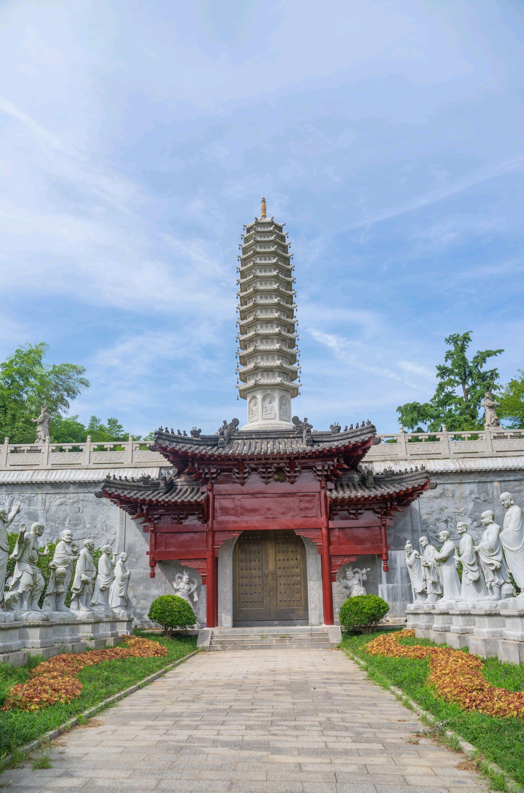 位于江苏镇江句容市宝华镇宝华山国家森林公园的心脏地带,隆昌寺犹如