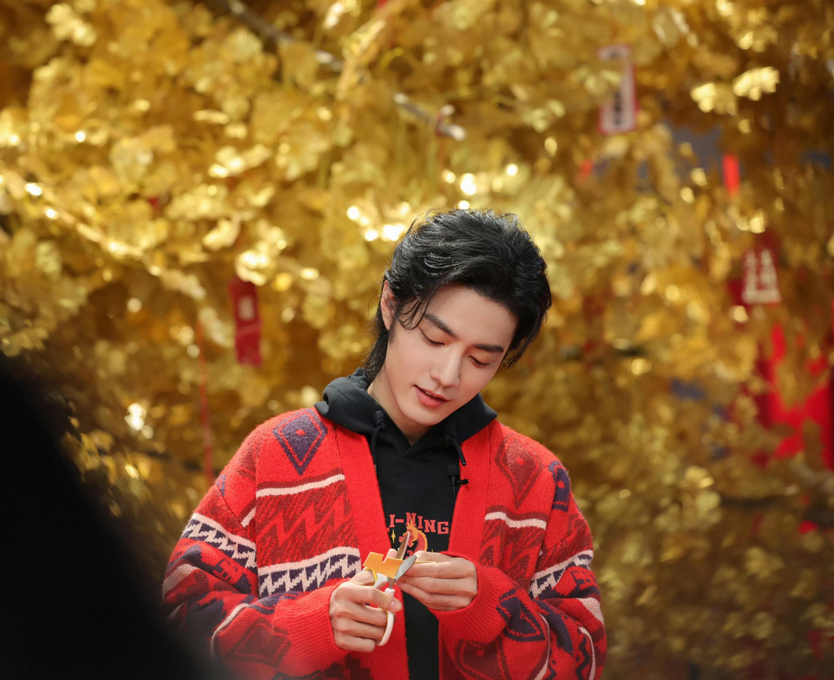 肖战最新直播:且看且珍惜 肖战最新直播中,长发狼尾妆造,喜庆的红色