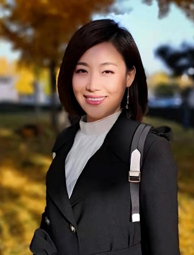 郑丽:从语文老师到金牌主播的成长之路 郑丽,人生第一个职场是一所