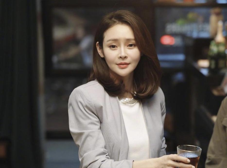 于明加:清醒人生,事业与家庭的完美平衡 于明加,这个名字可能对于很多