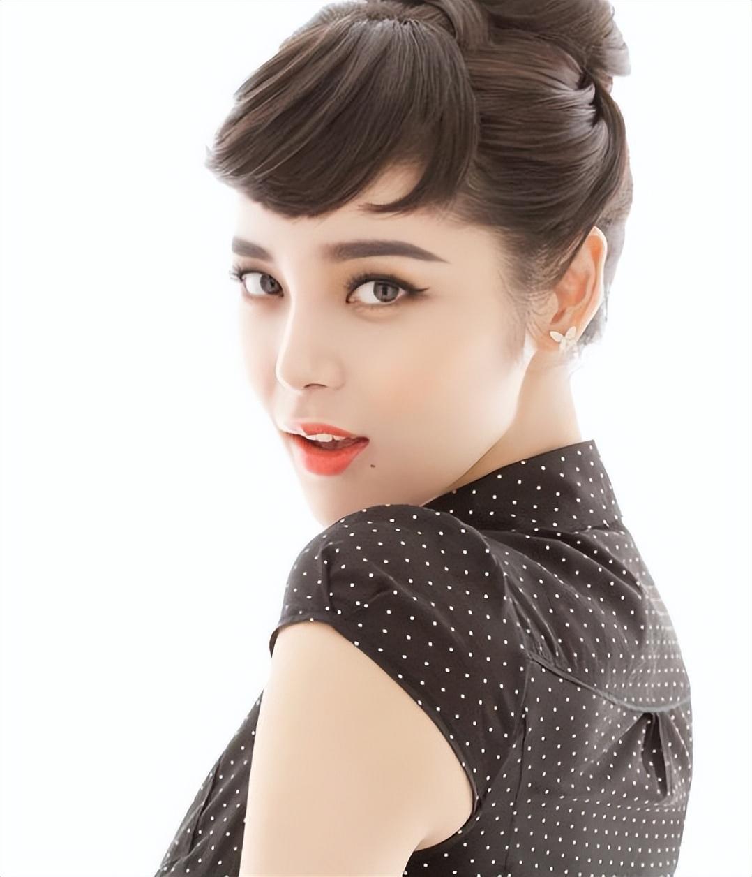 朴诗妍:从巅峰跌落,42岁重新出发的坚韧女演员 朴诗妍,曾因《宝莲灯》