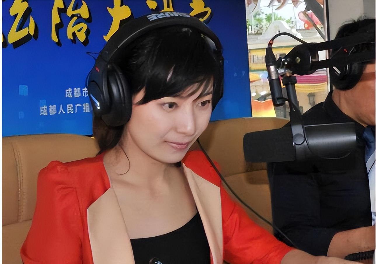 主持人佟瑶:生于平凡,志在伟大 2015年8月,四川电视台美女主持人佟瑶