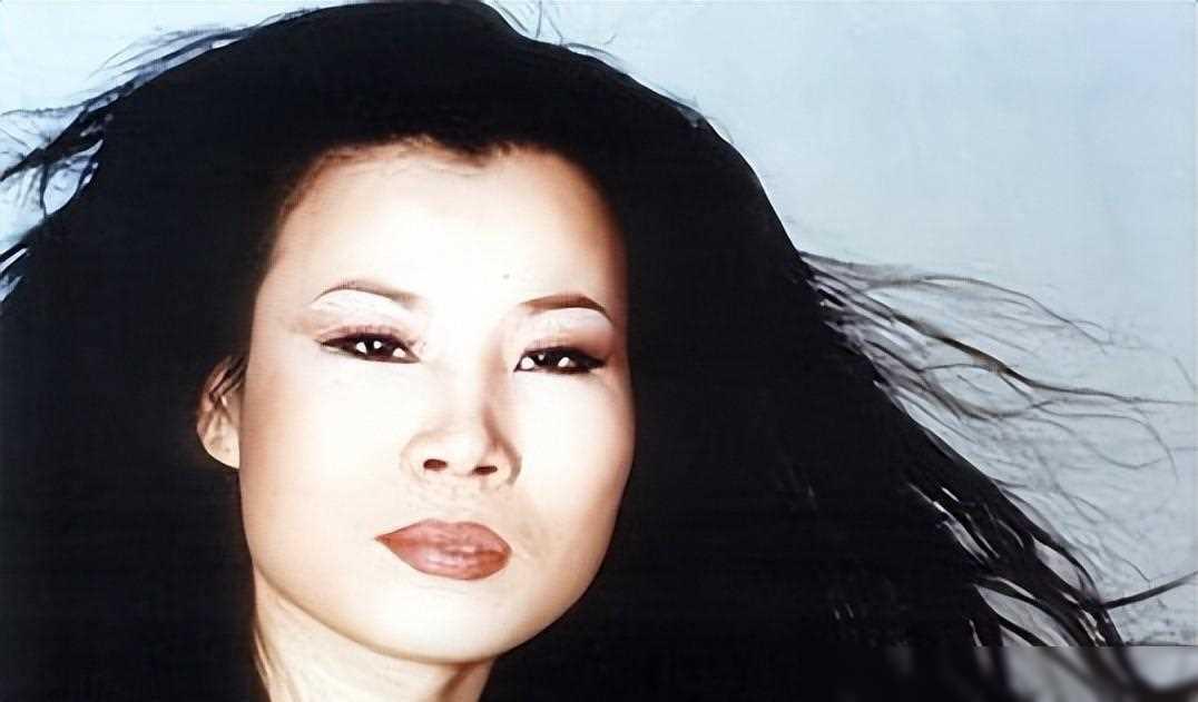 叶凡:从逆境中绽放的歌唱传奇 叶凡,一个普通工人家庭的孩子,在四岁