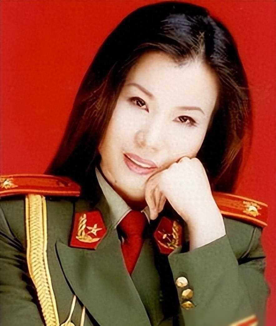 叶凡:从逆境中绽放的歌唱传奇 叶凡,一个普通工人家庭的孩子,在四岁