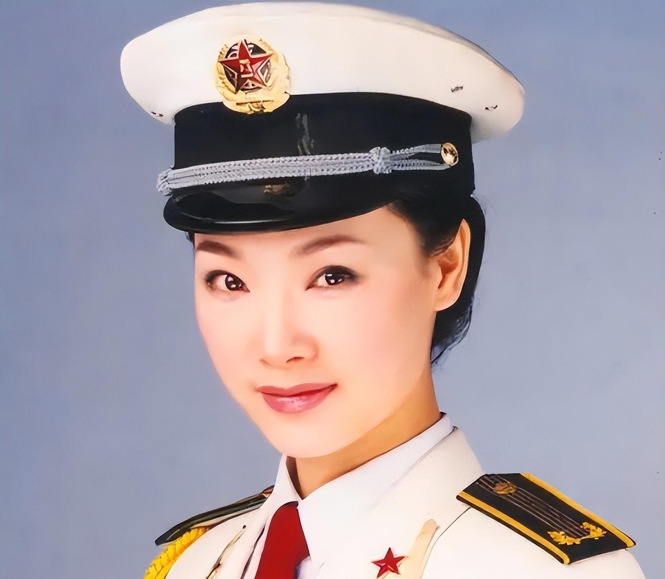 吕薇,一个在国内知名度极高的歌唱家,多次登上春晚的舞台,凭借其动人