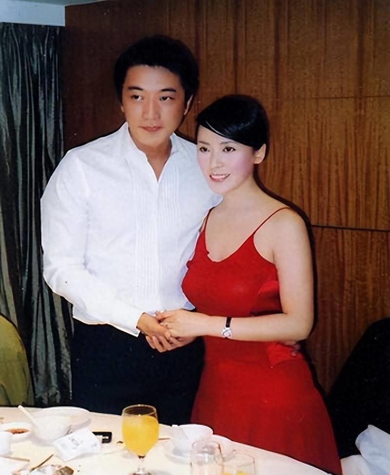 他的努力和坚持让他在演艺圈崭露头角,荧幕情侣成真,邵峰与刘欣的曲折