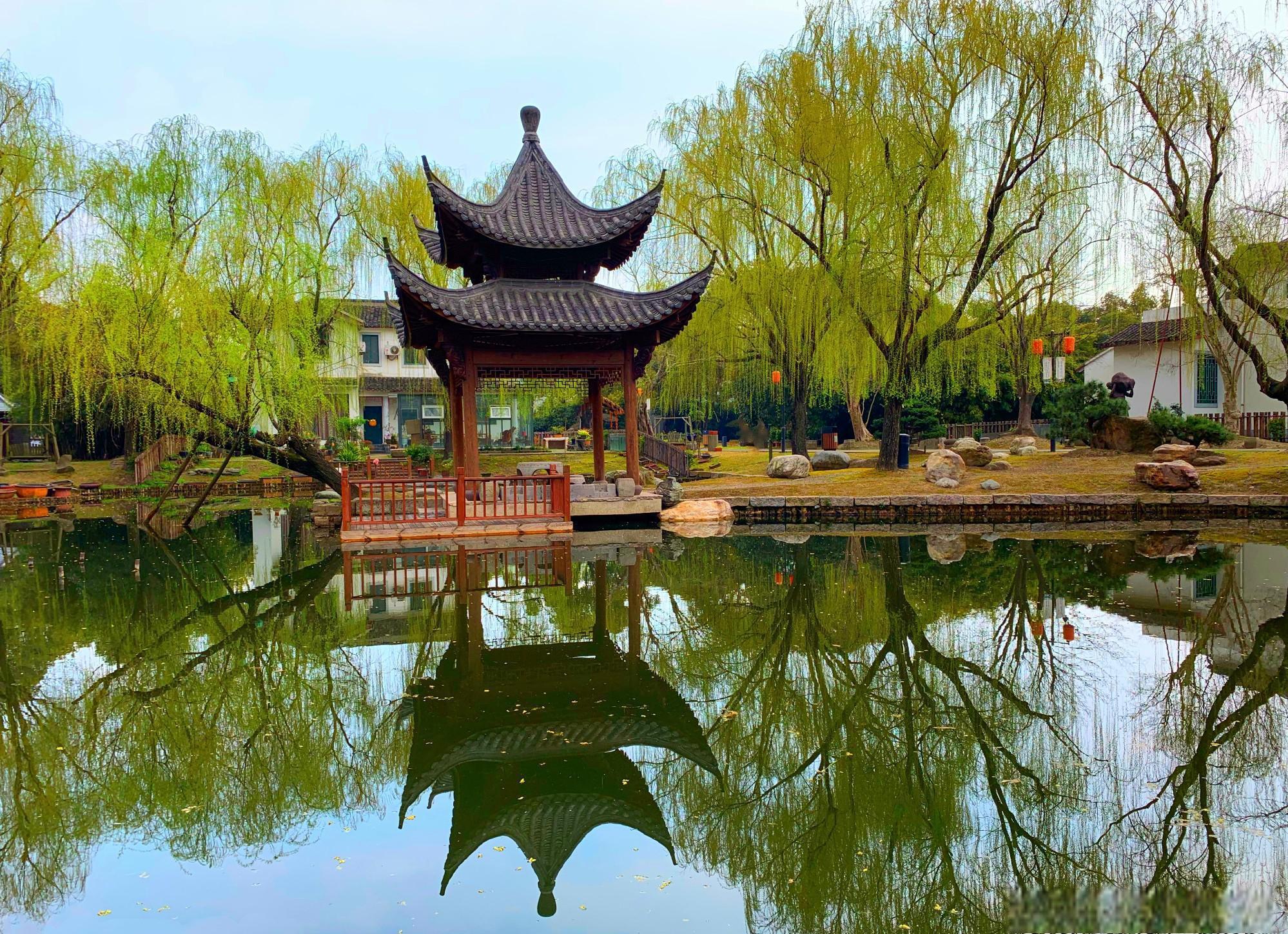 在繁华的上海宝山区,隐藏着一处神秘的徽派古建筑群——闻道园