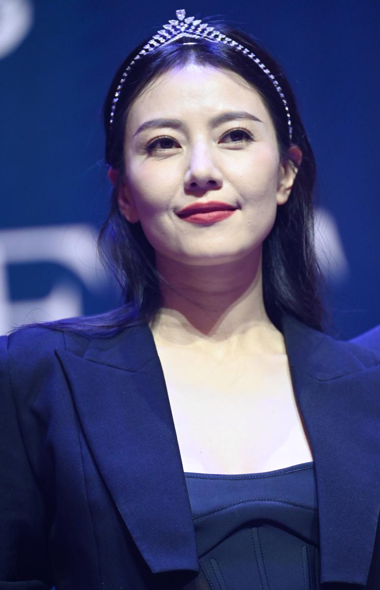 金鸡奖女星时尚对决 在金鸡奖颁奖典礼上,高圆圆的复古风,柳岩的性感