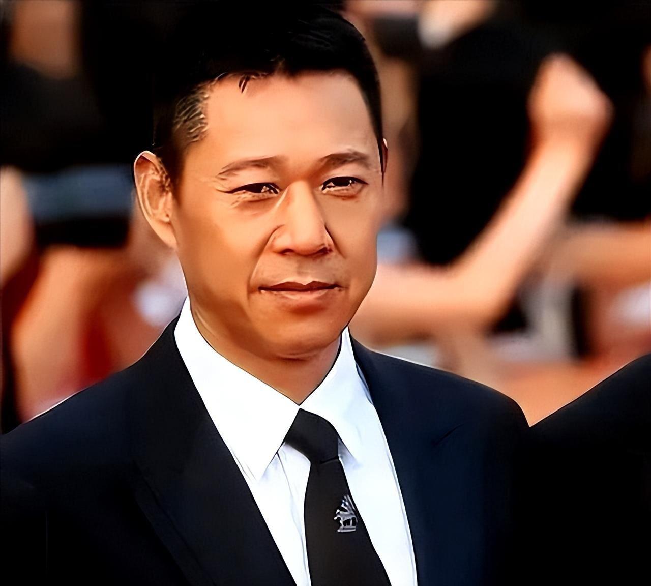 张丰毅霍凡:29年婚姻缔造和谐传奇 张丰毅与霍凡的29年婚姻,如一部