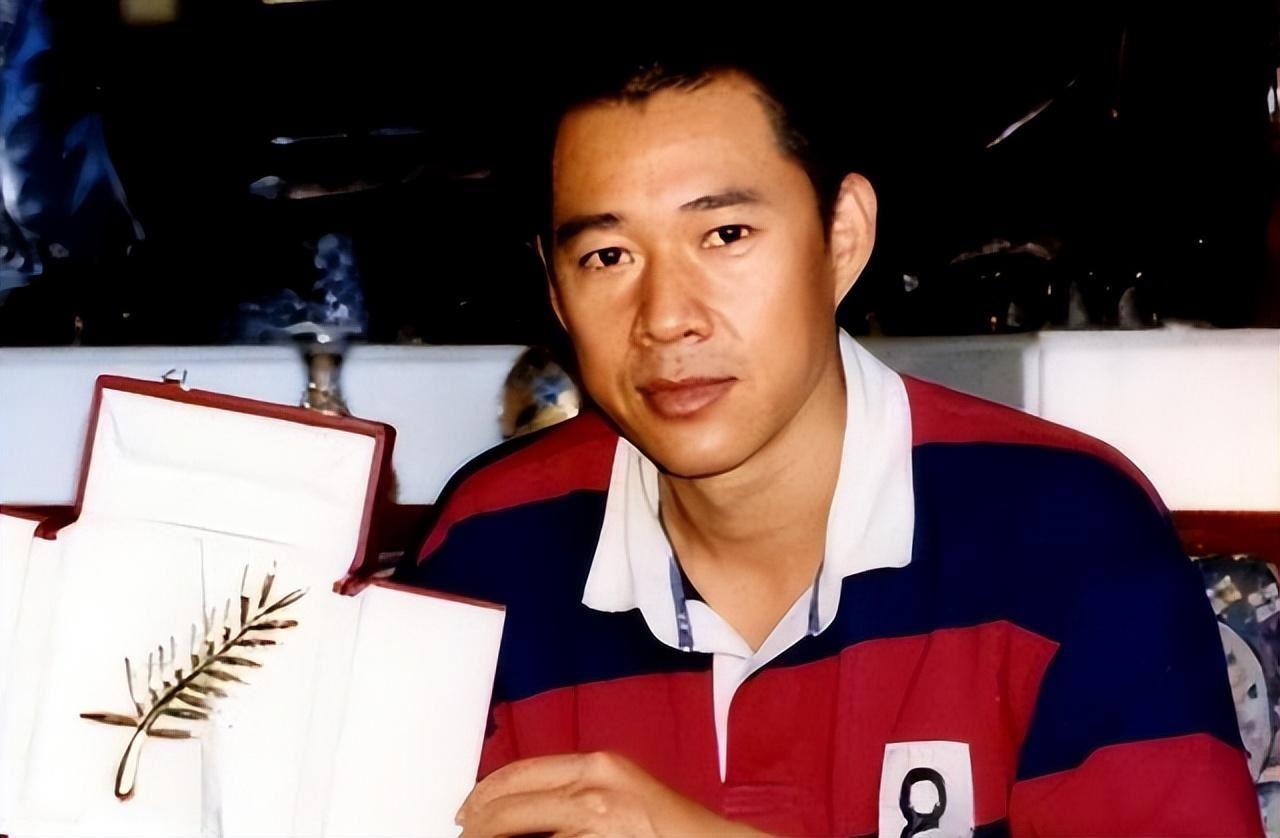 张丰毅霍凡:29年婚姻缔造和谐传奇 张丰毅与霍凡的29年婚姻,如一部动