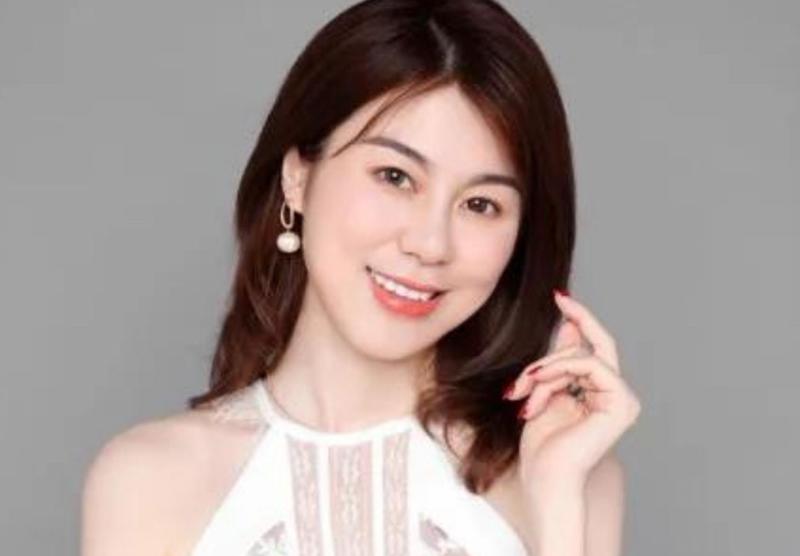 广东电视珠江台的男主持人中,称得上帅哥的屈指可数,女主持人个个