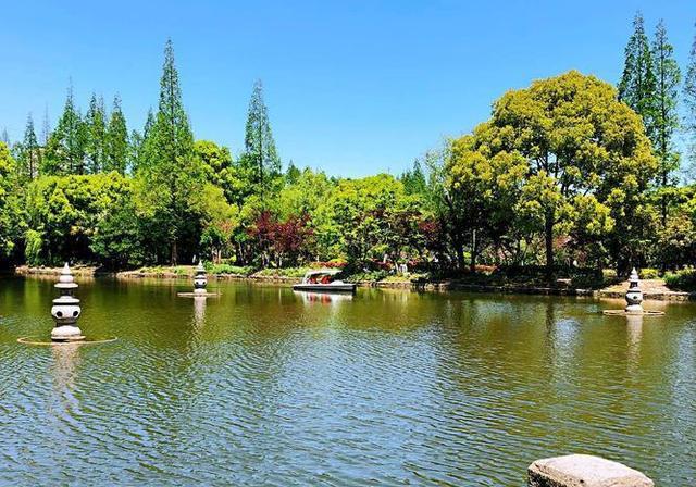 杨浦公园:历史与自然的交融之地 杨浦公园是上海的老牌名胜,这里既有