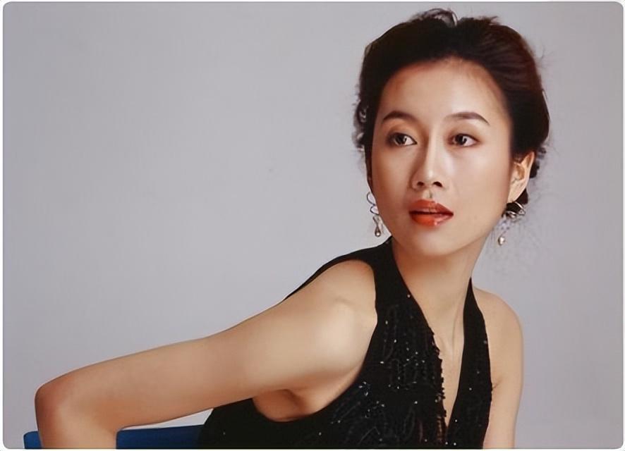 姚刚:演艺之路与无拘无束的单身生活 姚刚,一个名字在娱乐圈中留下