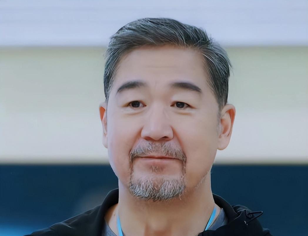 从铁路工人到"京圈大佬":张国立的上位史与现状 在娱乐圈的舞台上