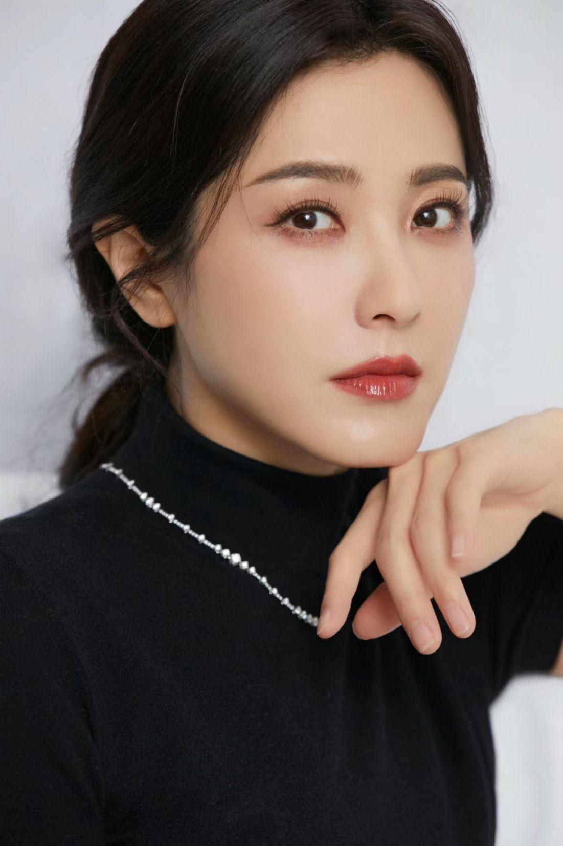 曾黎的"长中庭":打破刻板印象的"御姐脸" 曾黎的美貌是无可争议的,而