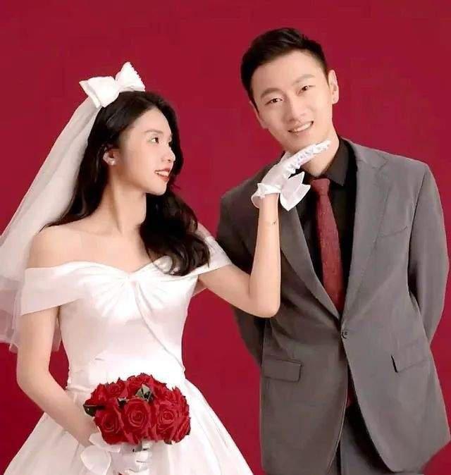 张楠和田卿的婚纱照 中国羽毛球界的两位奥运冠军张楠和田卿晒出了一