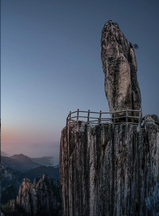 探索黄山飞来石:大自然的神奇魅力 黄山,一个令人心醉神迷的仙境,以