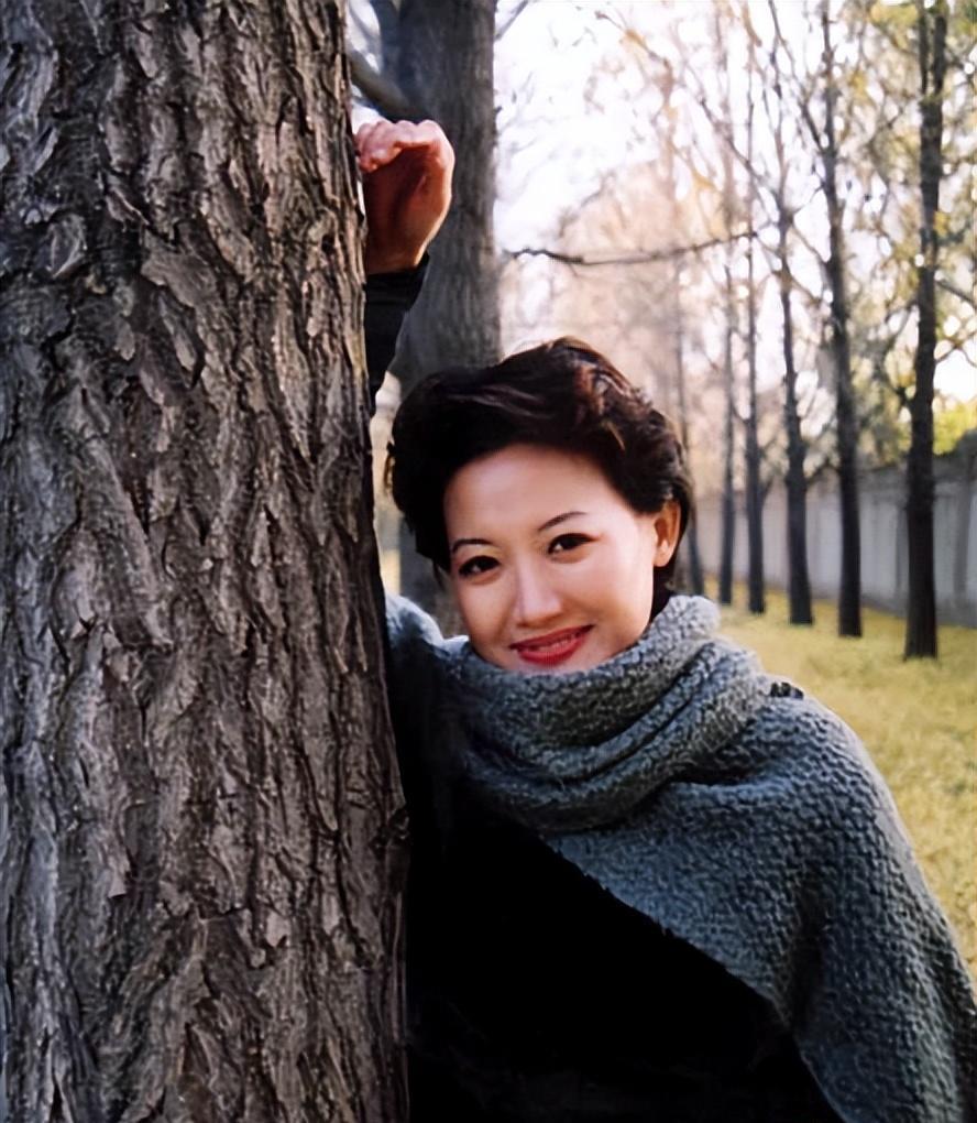 央视主播梁艳:51岁单身的原因 梁艳是央视主持人,51岁单身,她渴望爱情