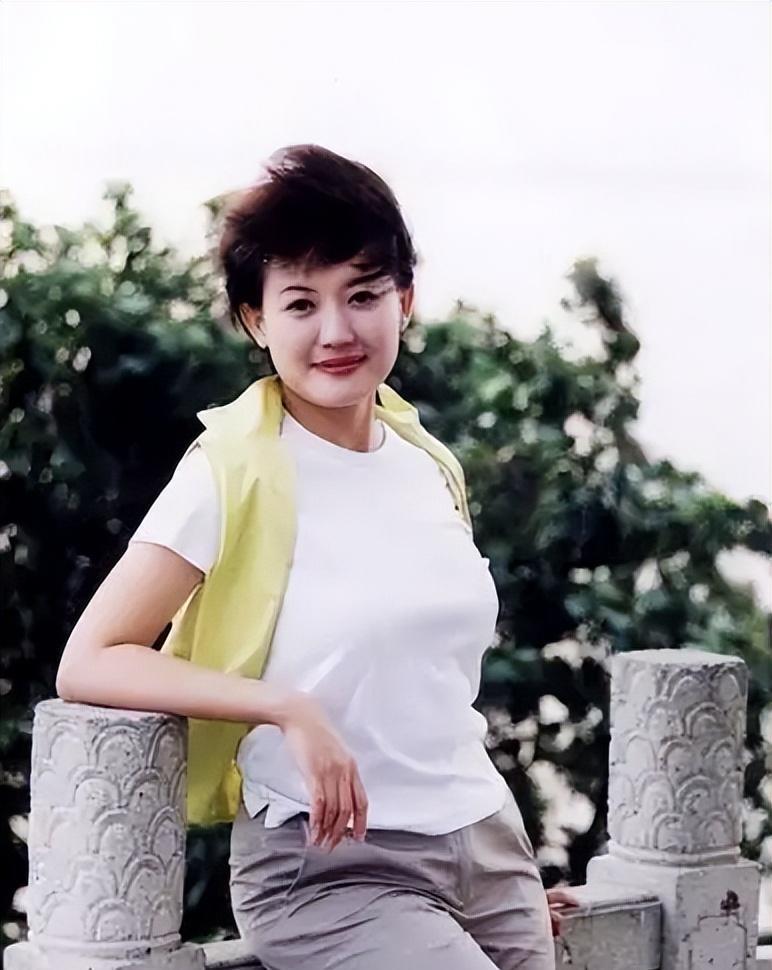 央视主播梁艳:51岁单身的原因 梁艳是央视主持人,51岁单身,她渴望爱情