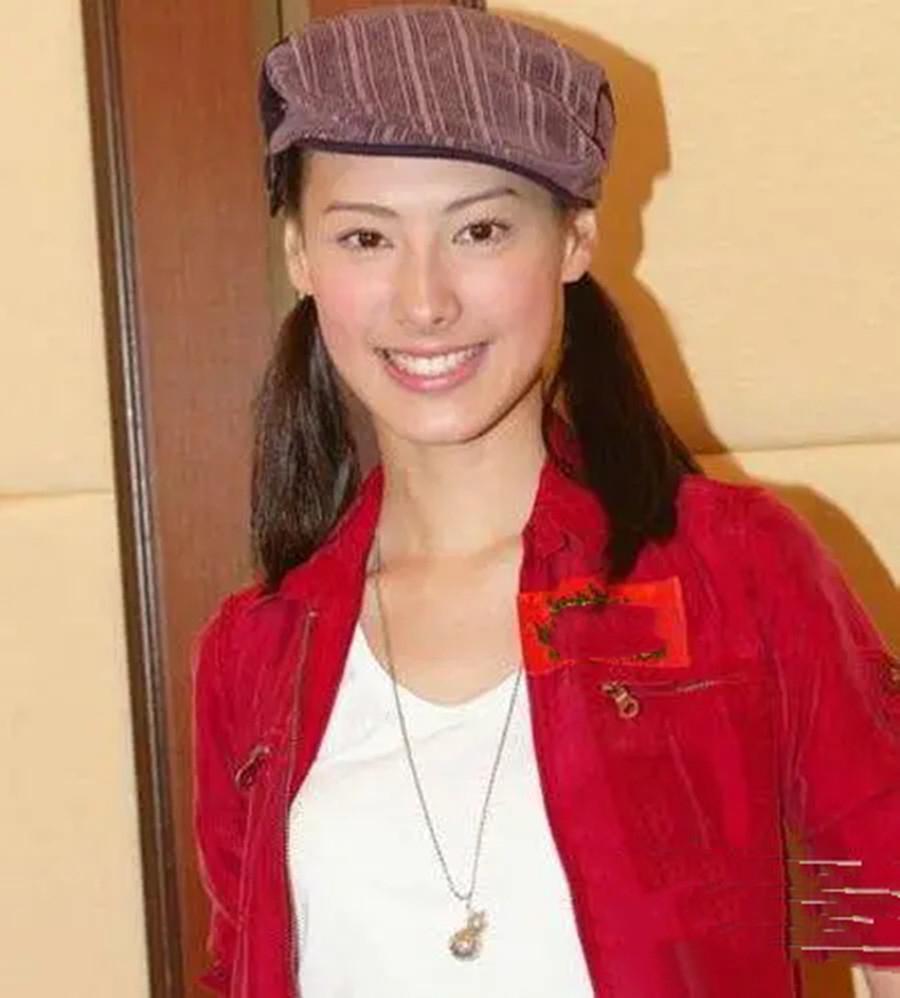 梁洛施,一个曾因与李泽楷的恋情备受瞩目的女明星,如今成了许多年轻