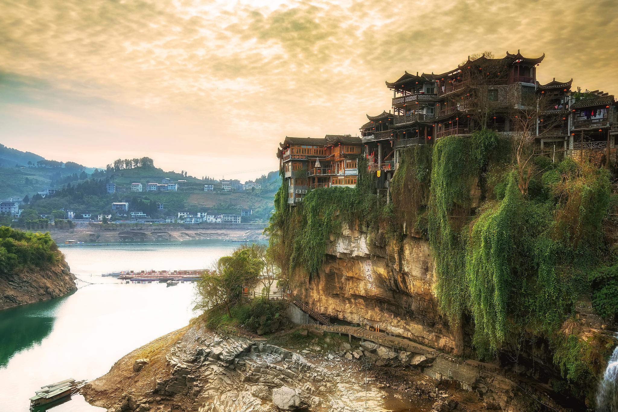 芙蓉镇:自然人文的璀璨明珠 芙蓉镇是湖南张家界市永顺县的一颗璀璨