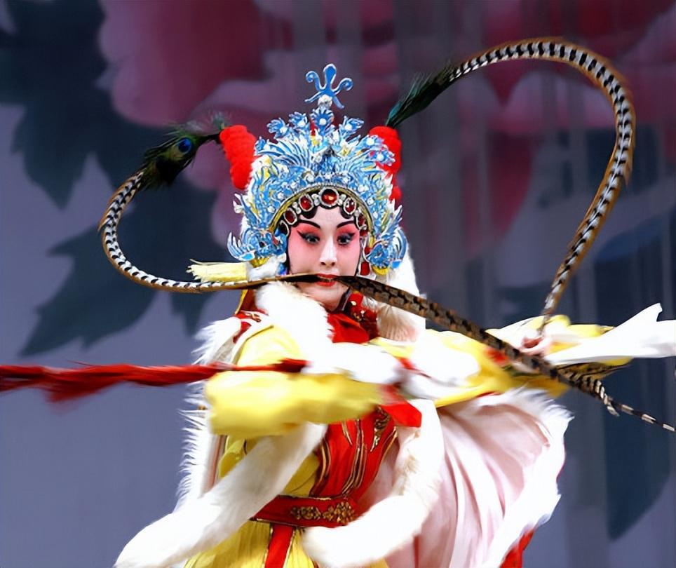 史依弘:戏曲界的璀璨明星,情路坎坷后的独立坚韧 史依弘,被誉为"第一