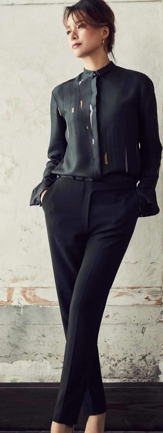 董卿素颜出席活动,展现自然真实与自信魅力 近期,董卿以一袭白西装