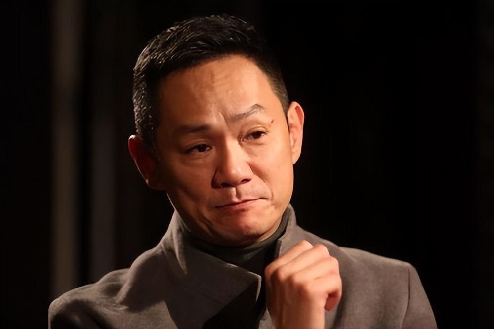 果靖霖:演艺之路与永恒之爱 在华表奖的舞台上,果靖霖紧握奖杯,泣不成