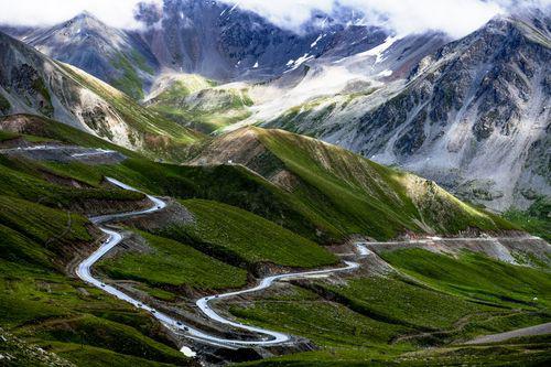 独库公路:新疆南北明珠 93巨龙蜿蜒 独库公路,217国道南段,宛如一条