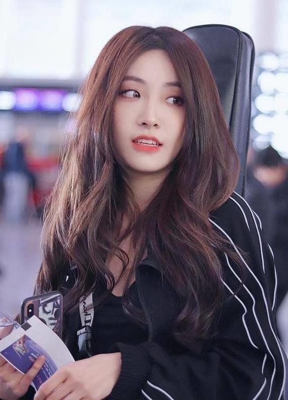 喻言:镜头下的成长之路 《青春有你2》选手喻言,曾以搞笑段子在网上