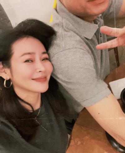 一个在演艺圈中充满活力的女演员,通过相亲遇到了生命中的另一半,胡俊